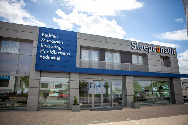 Gevel van Sleepconsult winkel in Hasselt met logo en productaanbod
