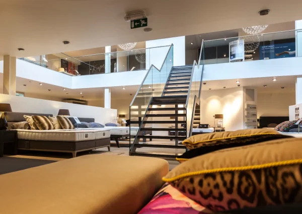 Toonzaal van Sleepconsult met luxe bedden, matrassen en moderne inrichting